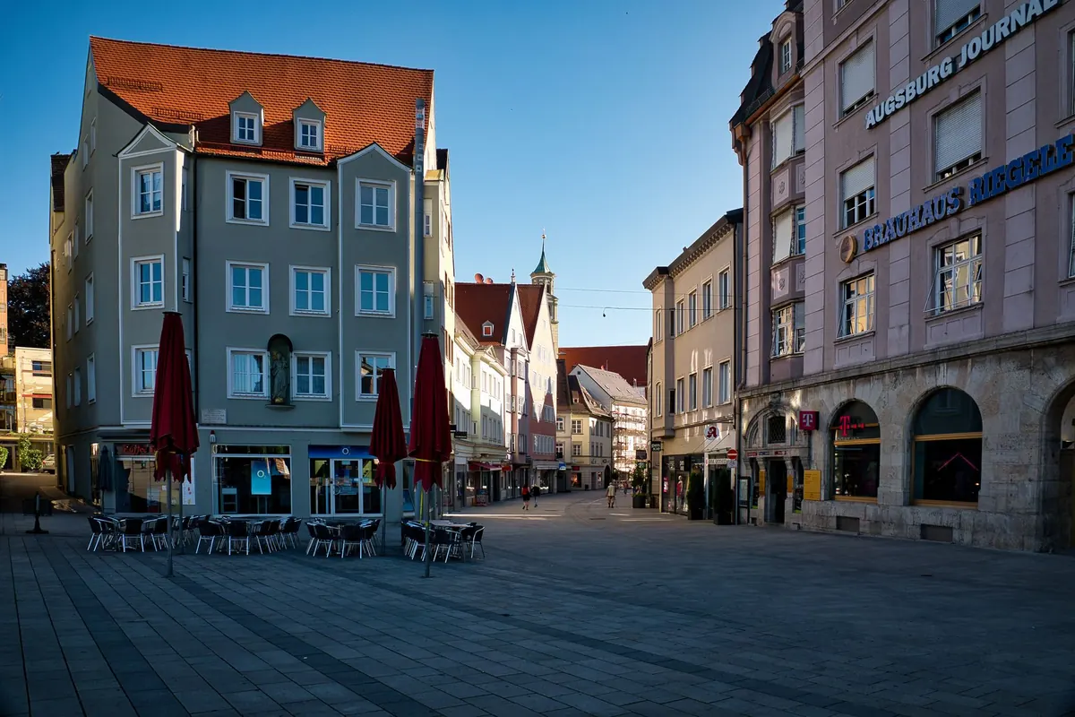 How to Photograph a Piazza Without the Crowds: A Seasonal Timing Guide